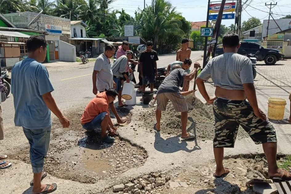 Cegah Kecelakaan, Warga dan Pemuda Mata Air Swadaya Tambal Jalan Rusak Menuju Kantor Camat Kupang Tengah